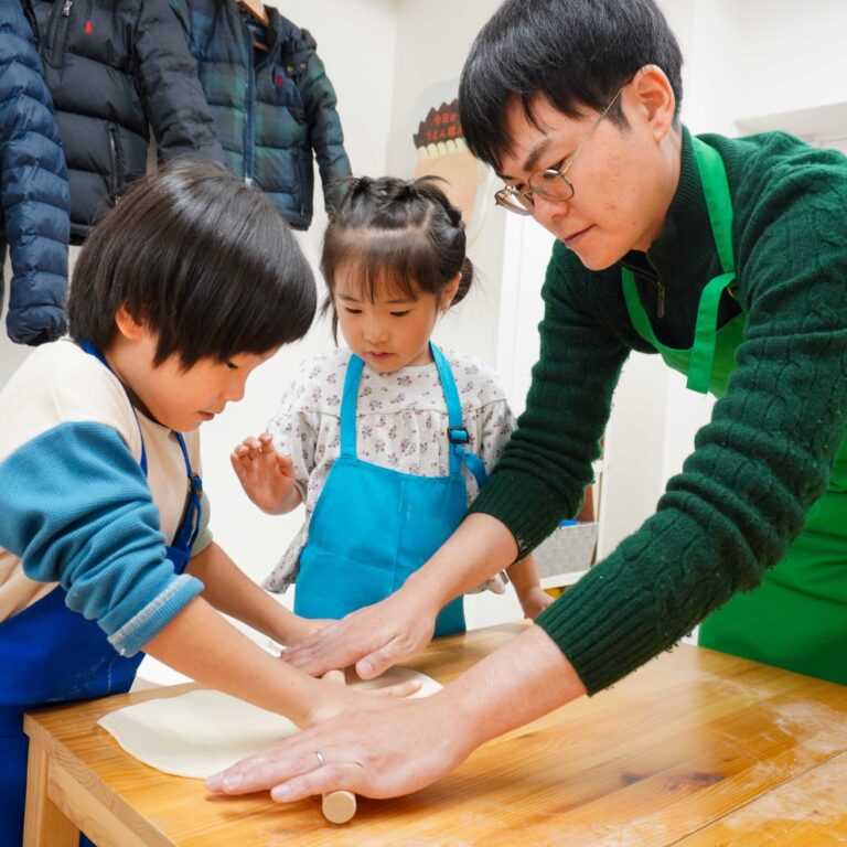 そのテーブルはソファ！？双子ちゃんとちびっこ職人たちのにぎやかうどん作り 手打うどん作り体験教室 2025年10月 A640733-1-1.jpg – イリコスキー製麺所