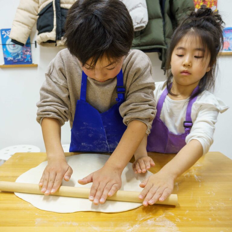 真っ白な小麦粉にどきどき。少しずつ粉の質感に慣れて作る手作りうどん 手打うどん作り体験教室 2026年1月 A6407835-1.jpg – イリコスキー製麺所