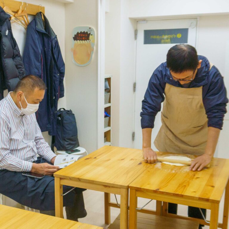 冬休み最終日に、大阪の大きなうどん屋さんがご来店 手打ちうどん作り体験教室 2026年1月 A6407891-1.jpg – イリコスキー製麺所