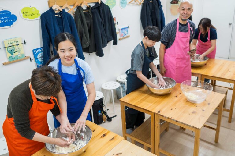 オーストラリアからご家族3世代での嬉しい再訪と、パレスチナからとおっしゃるお客様 手打ちうどん作り体験教室 2026年1月 A6408107-1.jpg – イリコスキー製麺所