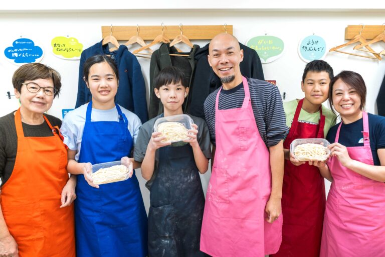 オーストラリアからご家族3世代での嬉しい再訪と、パレスチナからとおっしゃるお客様 手打ちうどん作り体験教室 2026年1月 A6408130-1.jpg – イリコスキー製麺所