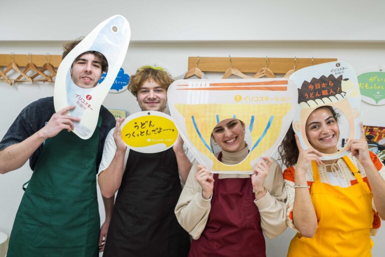 オーストラリアからご家族3世代での嬉しい再訪と、パレスチナからとおっしゃるお客様 手打ちうどん作り体験教室 2026年1月 A6408146-1.jpg – イリコスキー製麺所