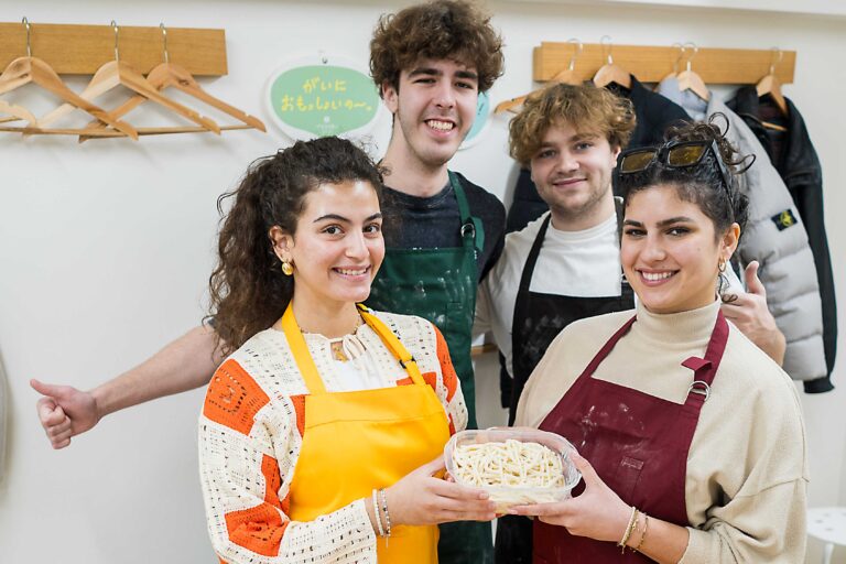 オーストラリアからご家族3世代での嬉しい再訪と、パレスチナからとおっしゃるお客様 手打ちうどん作り体験教室 2026年1月 A6408163-1.jpg – イリコスキー製麺所