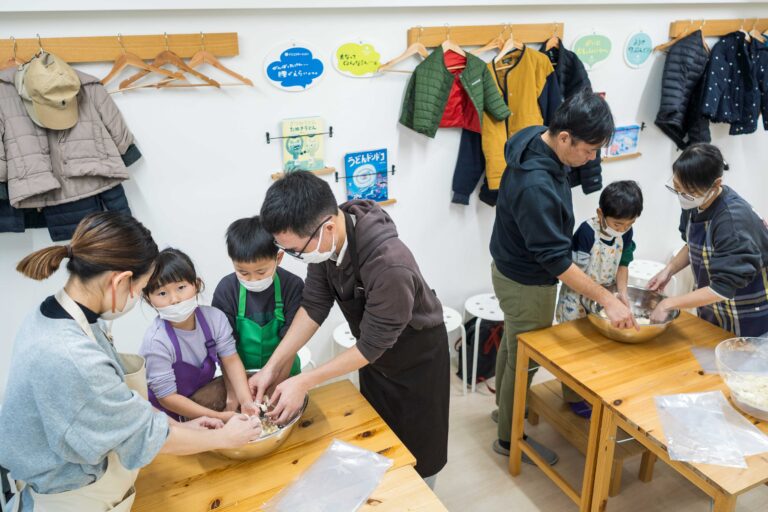 お友達グループで賑やかに！湯気もごちそう、笑顔あふれる手作りうどんランチ 手打ちうどん作り体験教室 2026年1月 A6408177-1.jpg – イリコスキー製麺所