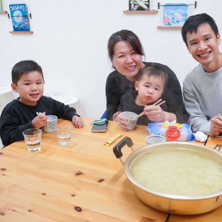 オーストラリアからのお客様。真夏の国から、この冬一番の寒さの大阪へ。小さなお子さまと一緒にうどん作り。 手打ちうどん作り体験教室 2026年1月 A6408315-3.jpg – イリコスキー製麺所
