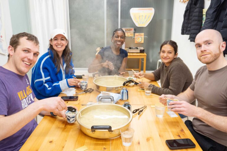 合言葉は「ぎゅーっ」——力を入れる瞬間がいちばん楽しい 手打うどん作り体験教室 2026年1月 iricosky-udon-tasting-steaming-hot-pot.jpg – イリコスキー製麺所