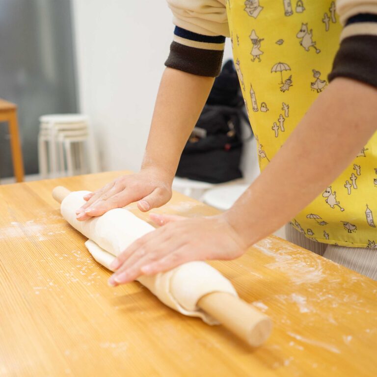 3回目の1年生、ひとりで完走！ 手打うどん作り体験教室 2026年1月 rolling-pin-flattening-udon-dough.jpg – イリコスキー製麺所
