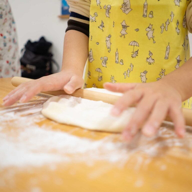 3回目の1年生、ひとりで完走！ 手打うどん作り体験教室 2026年1月 rolling-udon-dough-on-floured-board.jpg – イリコスキー製麺所