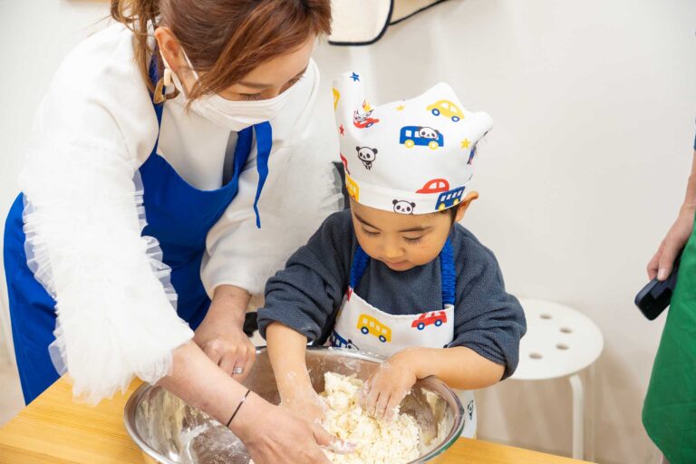家族でうどん作り体験　小さな手が生地を丸める 手打ちうどん作り体験教室 2026年2月 udon-class-mixing-with-mom-2.jpg – イリコスキー製麺所