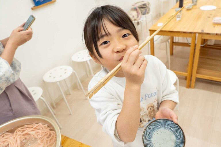 この春はじめてのさくら色のうどん作り 手打ちうどん作り体験教室 2026年2月 udon-class-sakura-udon-eating-from-pot-chopsticks.jpg – イリコスキー製麺所