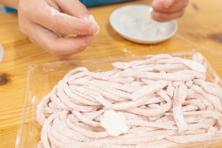 この春はじめてのさくら色のうどん作り 手打ちうどん作り体験教室 2026年2月 udon-class-sakura-udon-pack-cherry-blossom-cutouts.jpg – イリコスキー製麺所
