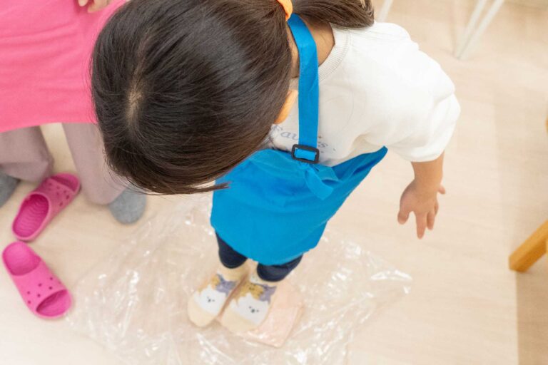 この春はじめてのさくら色のうどん作り 手打ちうどん作り体験教室 2026年2月 udon-class-sakura-udon-stepping-dough-animal-socks.jpg – イリコスキー製麺所