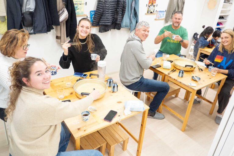 大阪うどん体験教室で手打ちうどんを試食するゲストたちの笑顔 手打うどん作り体験教室 2026年1月 udon-class-tasting.jpg – イリコスキー製麺所